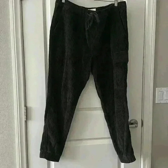 Jogger pants in olive color - Picture 1 of 5